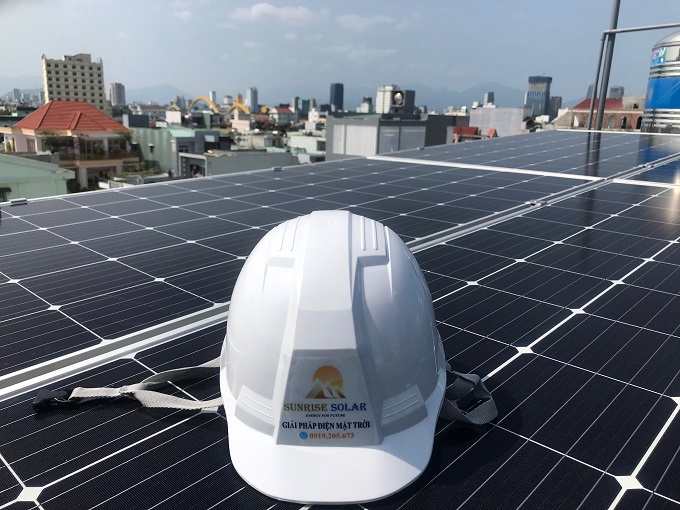 Hệ-thống-điện-mặt-trời-gần-Cầu-Rồng-Đ&agrave;-Nẵng