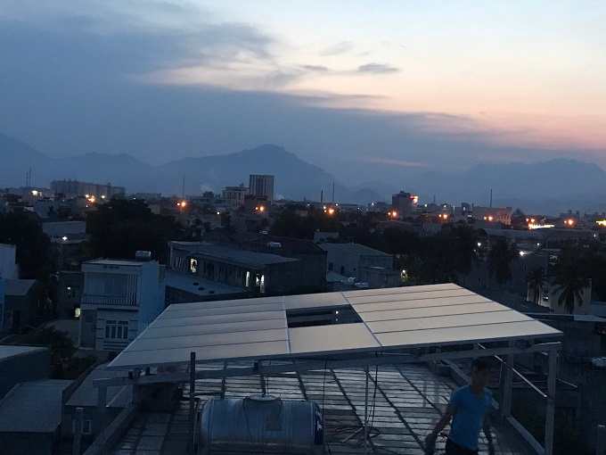 Ho&agrave;ng-h&ocirc;n-tr&ecirc;n-m&aacute;i-d&agrave;n-pin-5,6-kWp-tại-Đ&agrave;-Nẵng