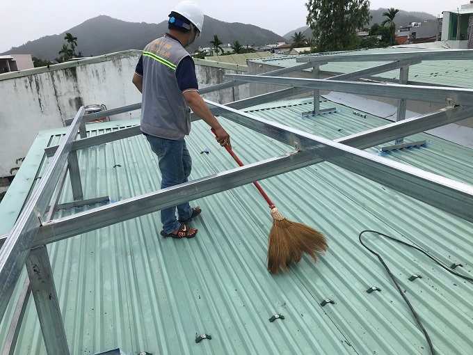 Kỷ-thuật-vi&ecirc;n-của-Sunrise-Solar-vệ-sinh-bề-mặt-m&aacute;i-nh&agrave;-trước-khi-lắp-đặt-tấm-pin-mặt-trời