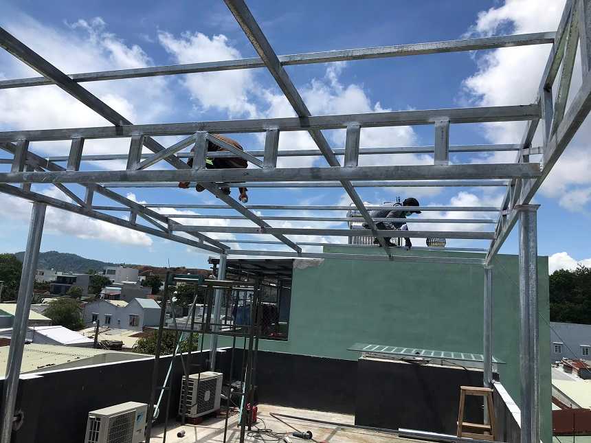 L&agrave;m d&agrave;n khung th&eacute;p mạ kẽm lắp đặt tấm pin mặt trời