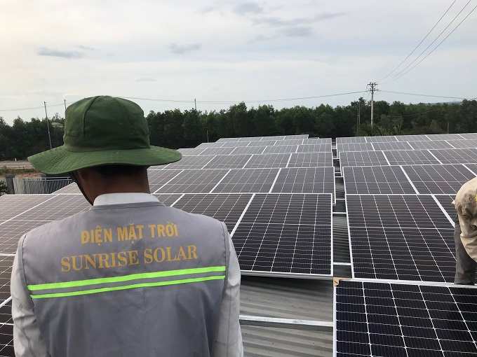 Lắp-đặt-tấm-Pin-mặt-trời-của-Dự-&aacute;n-76,6-kWp-tại-QUảng-Trị