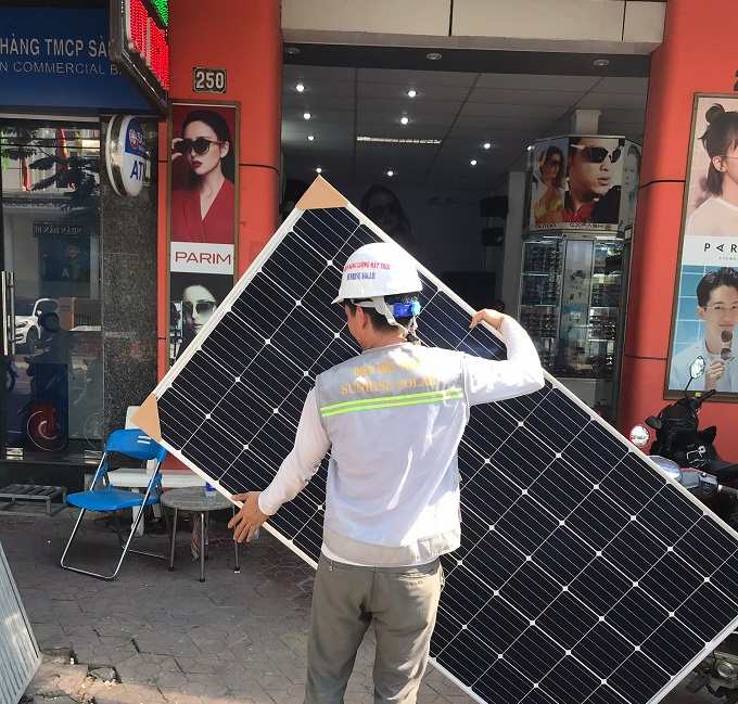 Thi-c&ocirc;ng-hệ-thống-5,5-kWp-tại-Trung-t&acirc;m-Mặt-k&iacute;nh-Quy-Nhơn