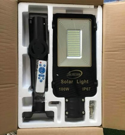 Den-chieu-sang-nang-luong-mat-troi-100w